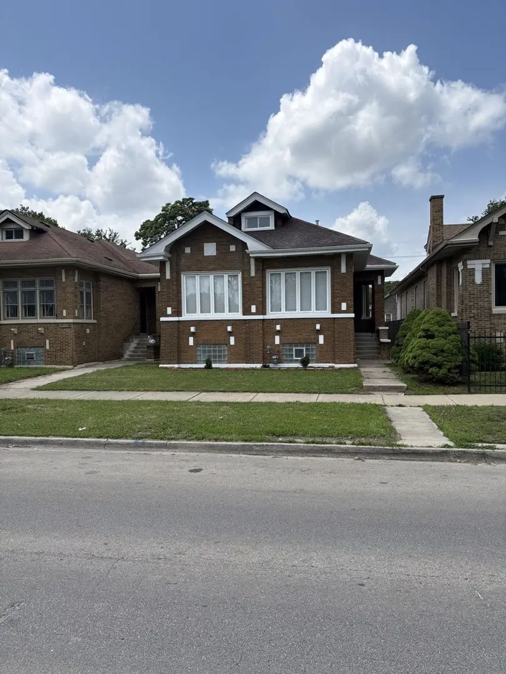 7606 S Paxton Avenue, Chicago