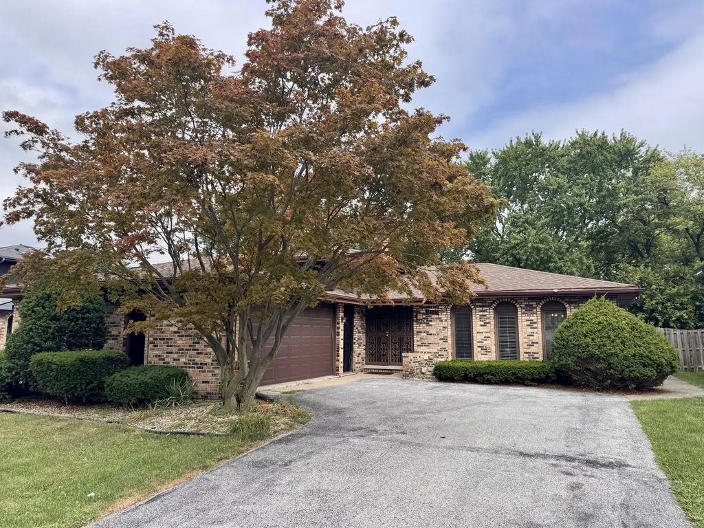 17945 Maple Street, Lansing