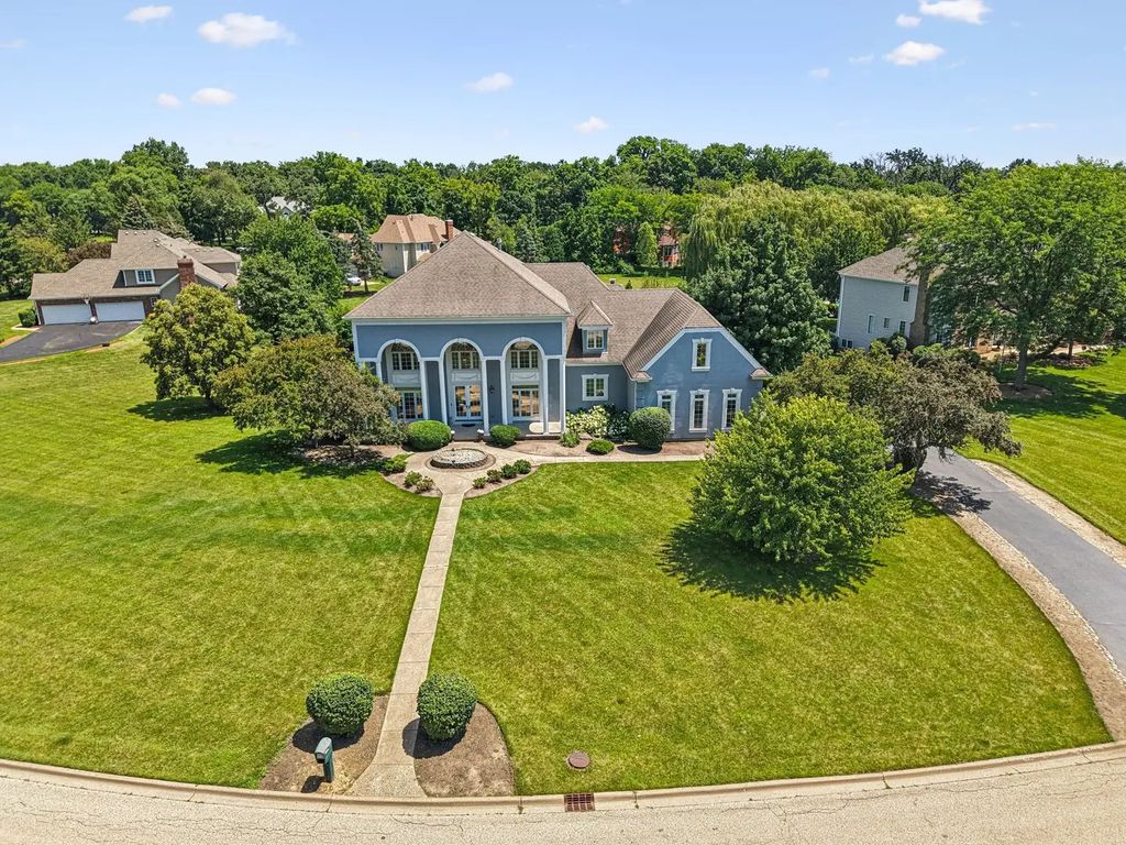 6605 Oakwood Manor Drive, Crystal Lake