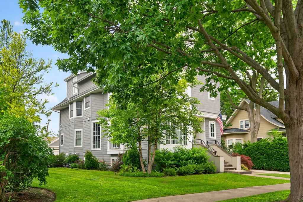 296 N Maple Avenue, Elmhurst