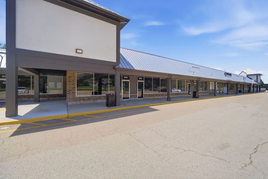 944 E Roosevelt Road, West Chicago