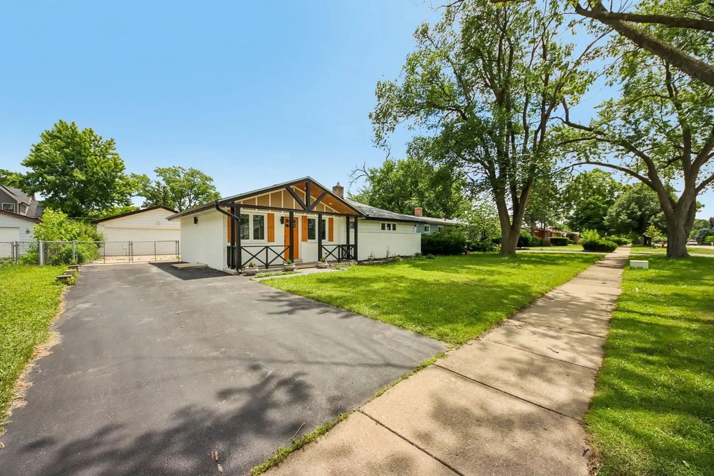 1425 N Wilke Road, Arlington Heights