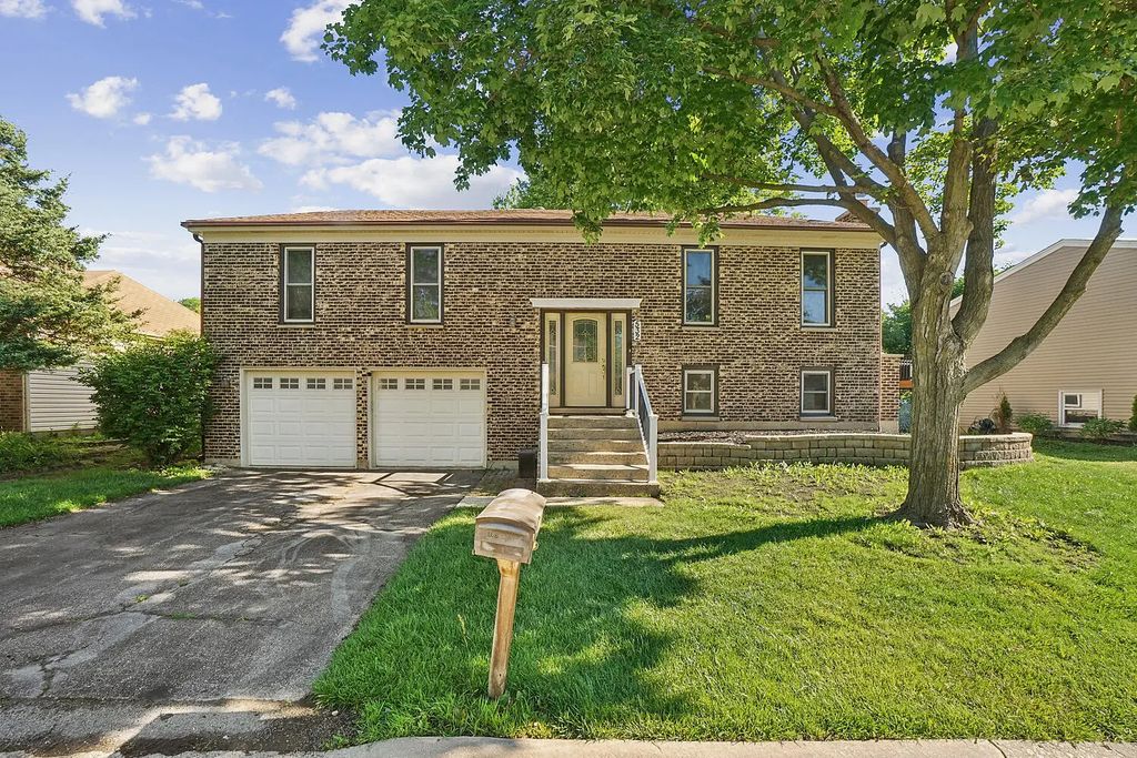 532 Iroquois Trail, Carol Stream
