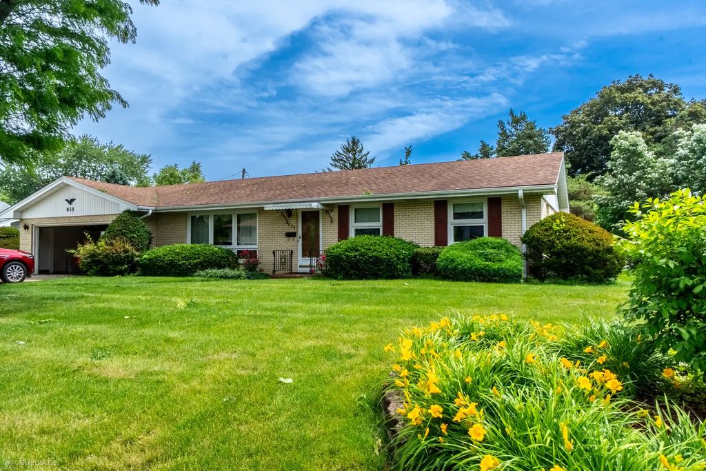 835 Scott Drive, Elgin