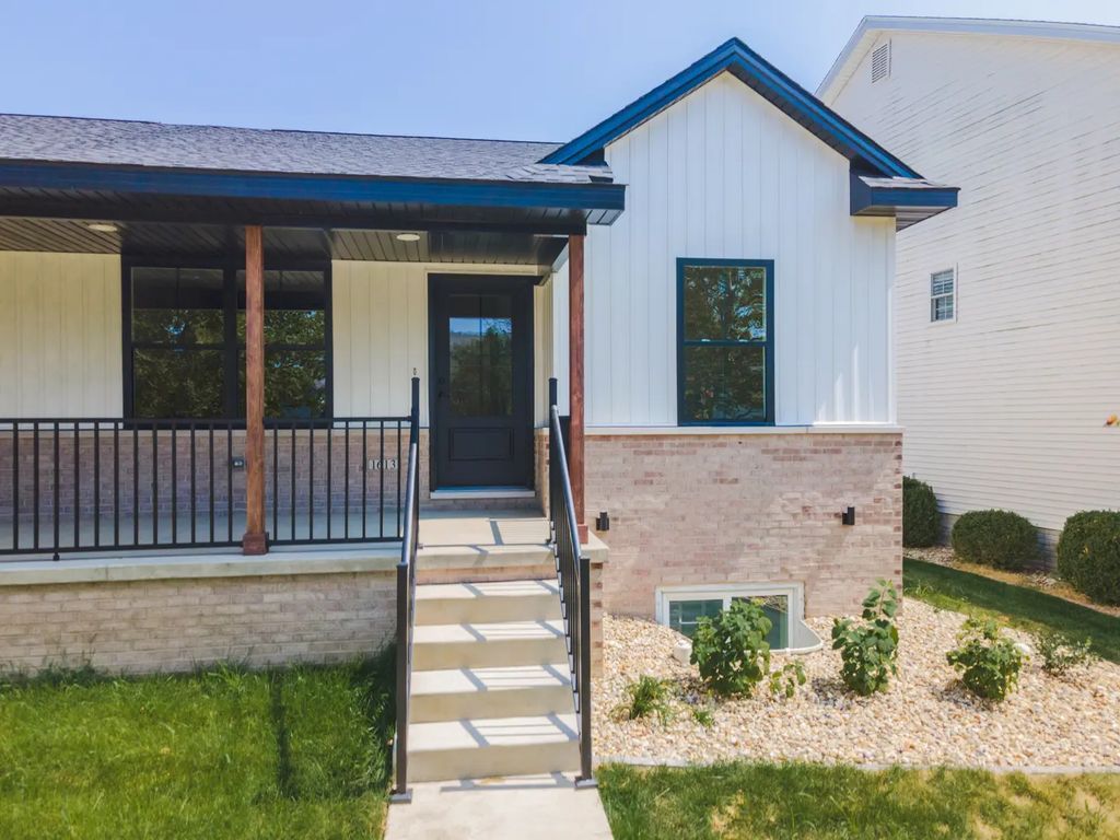 1613 Belclare Road, Normal