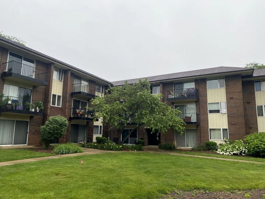 5s100 Pebblewood Lane D10, Naperville