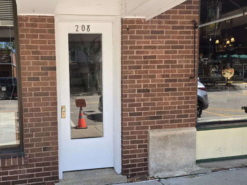 208 S Main Street 2f, Wauconda