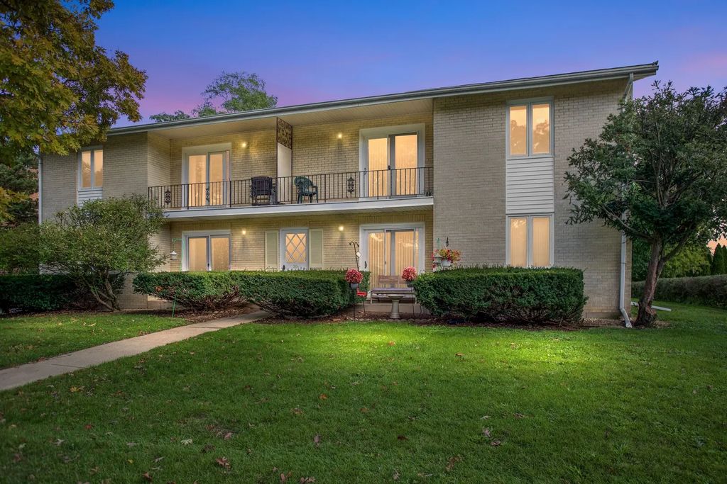 31 Green Oaks Drive B, Crystal Lake