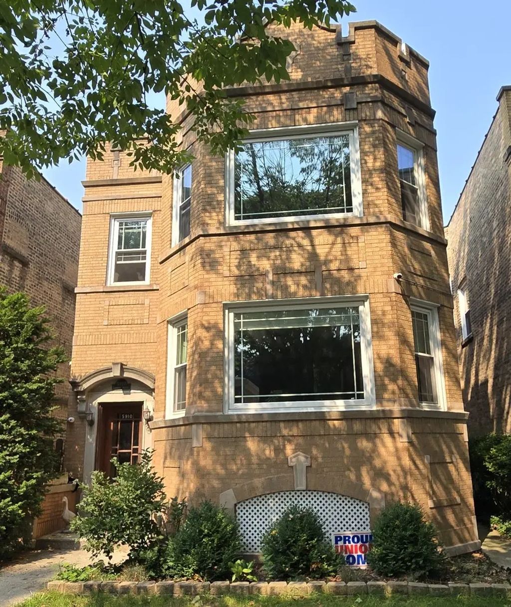 5910 N Campbell Avenue, Chicago