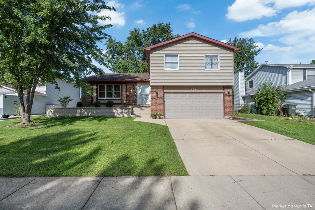 490 Heather Lane, Carol Stream