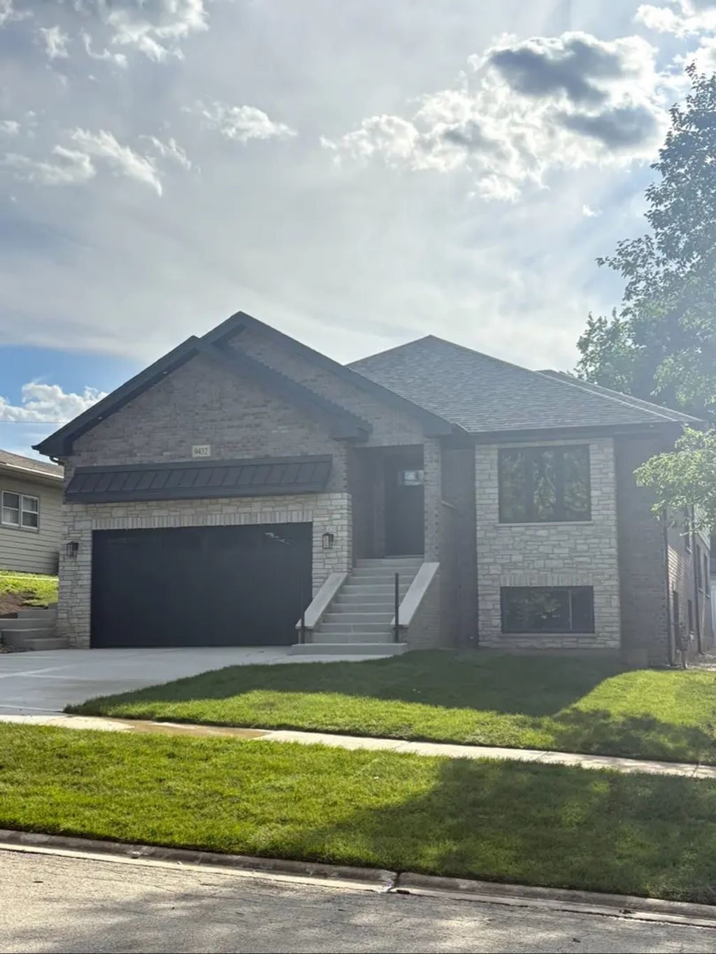 9432 S 82nd Court, Hickory Hills