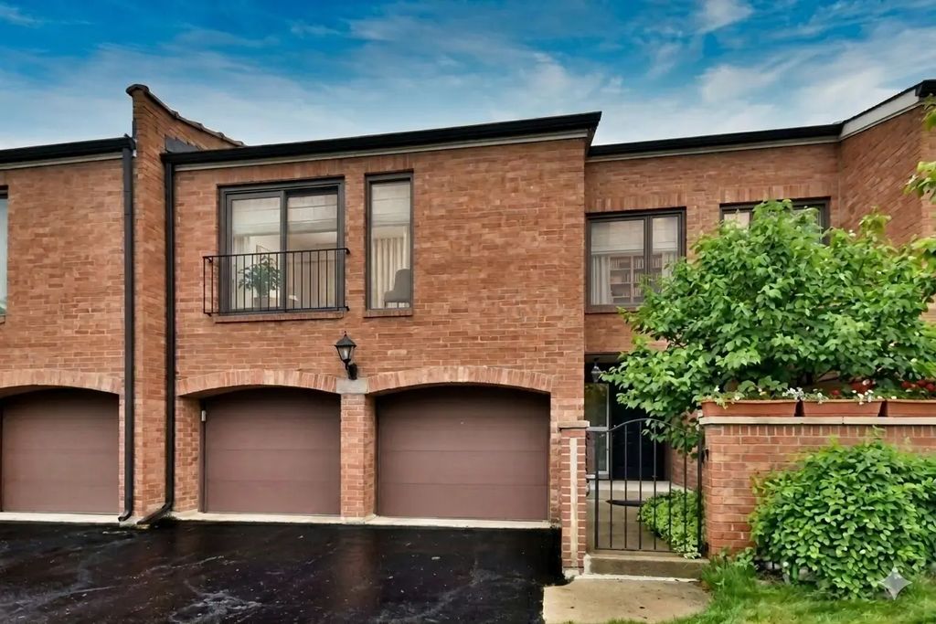 2s727 Williamsburg Court, Oak Brook