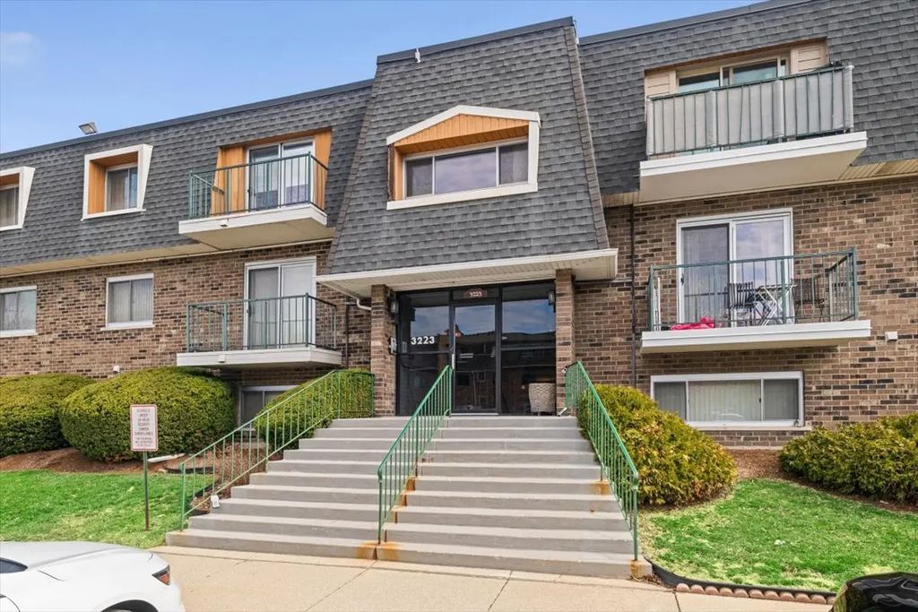 3223 W Parkway Drive 3a, Northbrook