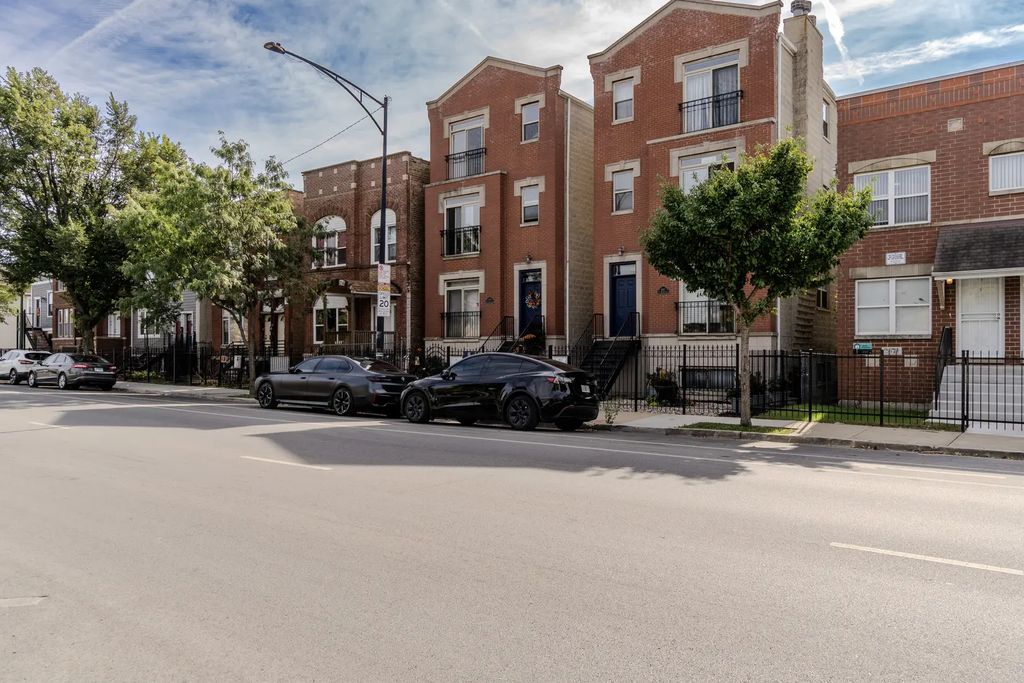 2665 W Warren Boulevard 3, Chicago