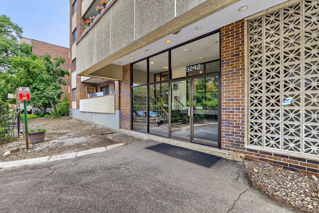 9242 Gross Point Road 107, Skokie, 60077