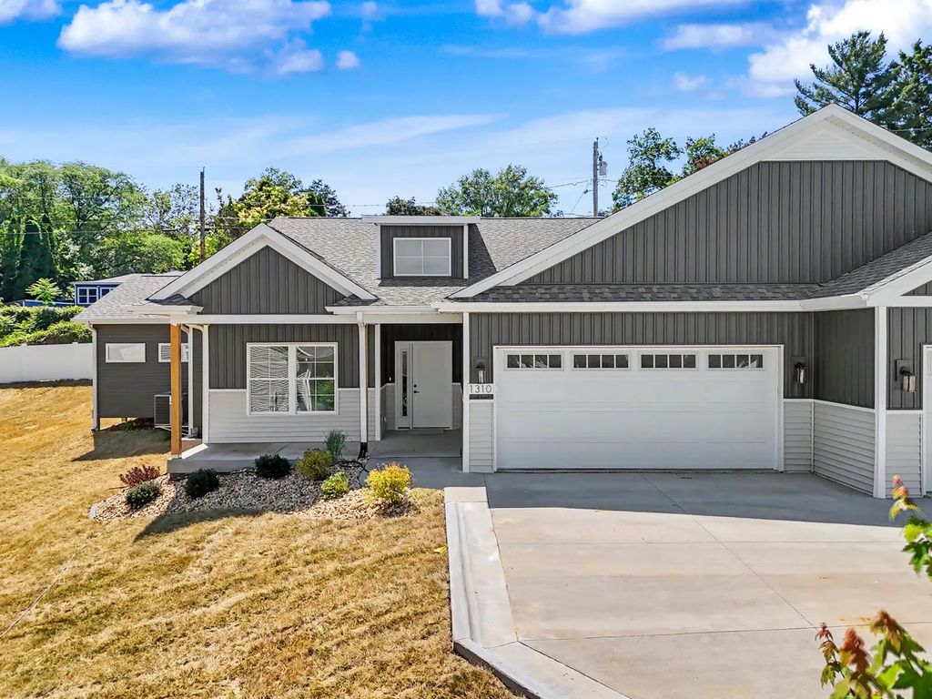 1310 Heights Court, Bettendorf