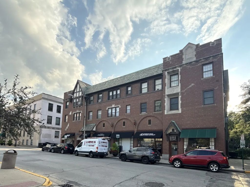 1103 Holly Court 303, Oak Park