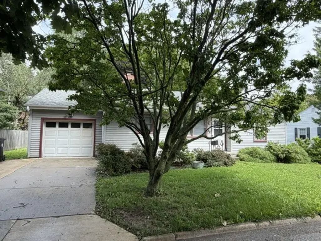 32 University Court, Normal