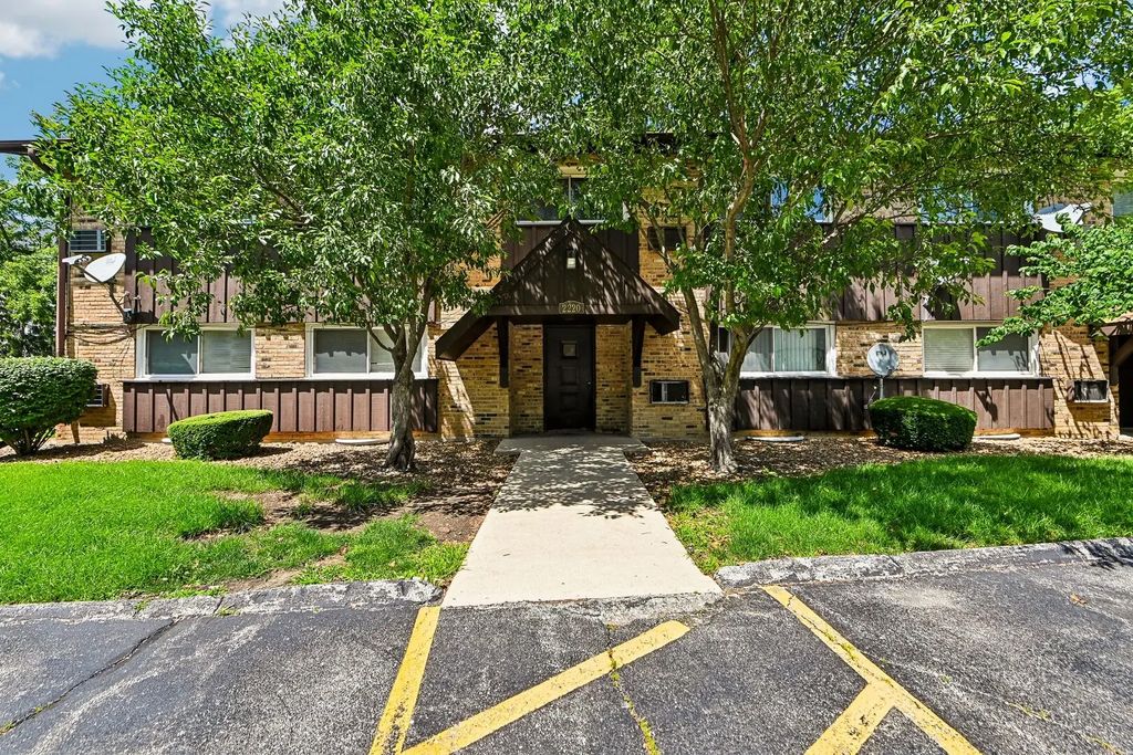 2220 Arbor Circle 25, Downers Grove