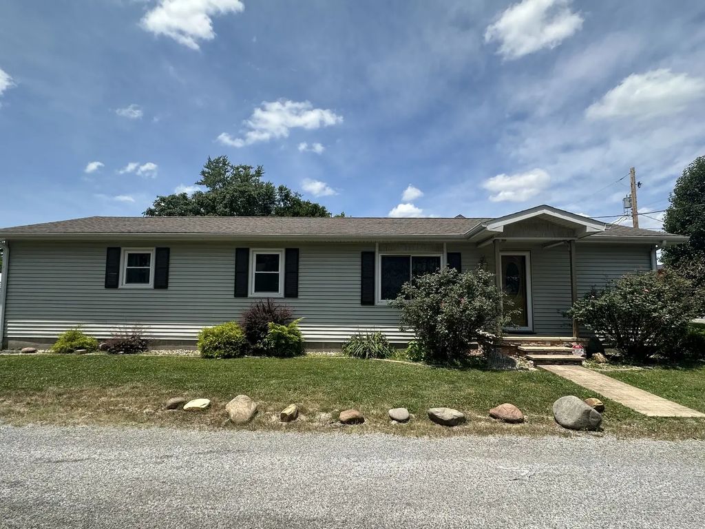 401 W Perrine Street, Johnston City