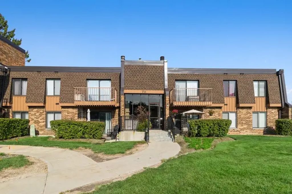 711 Tipperary Court 2d, Schaumburg