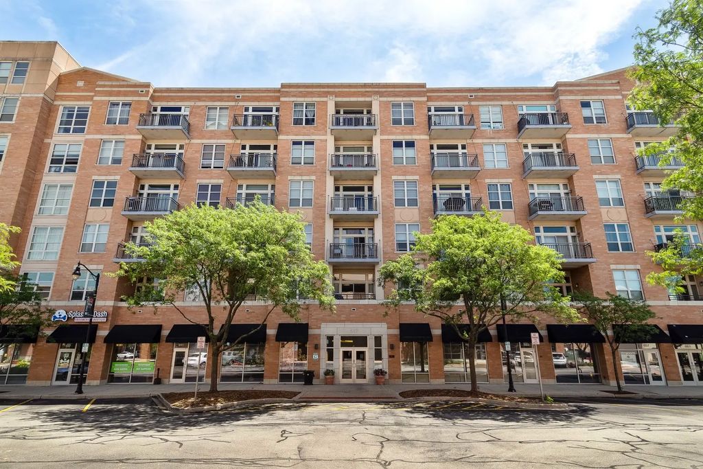 647 Metropolitan Way 214, Des Plaines