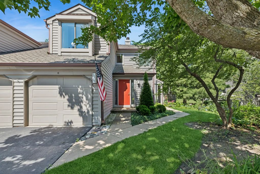 752 Shoreline Road 1077, Lake Barrington, 60010