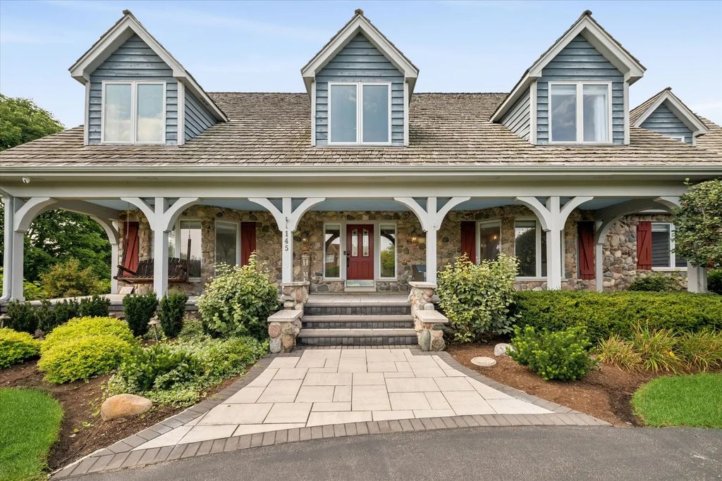 145 Clover Hill Lane, North Barrington