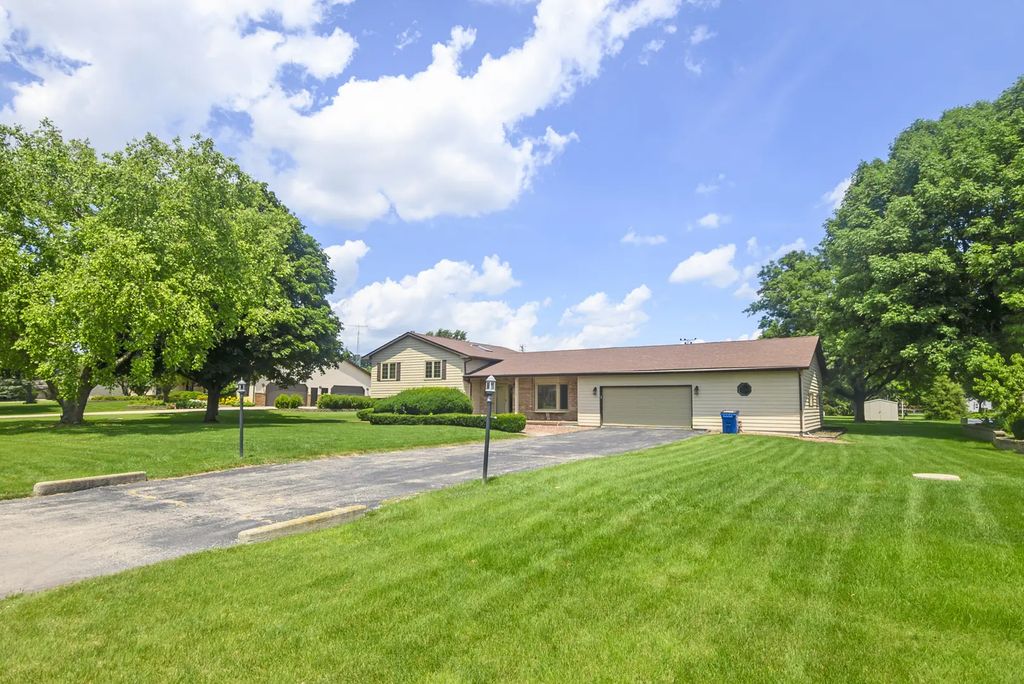 24662 W Red Oak Lane, Shorewood