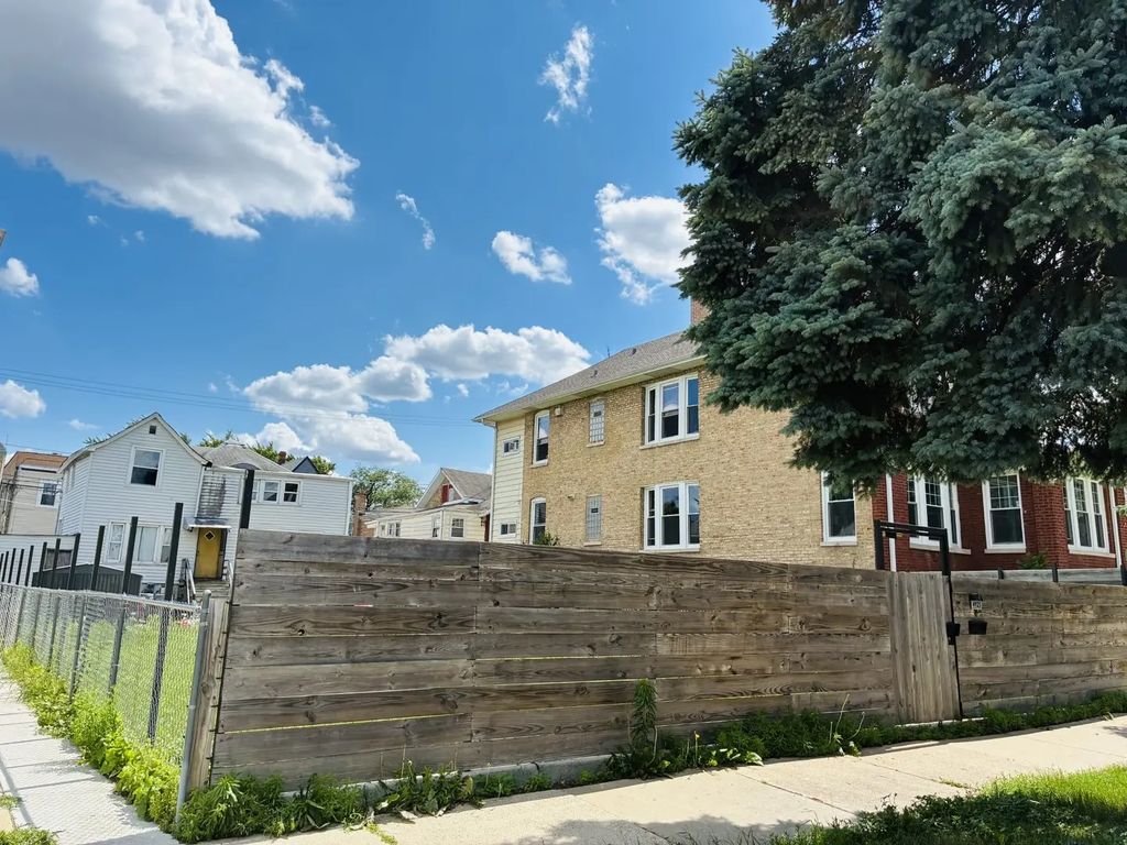 4925 W Warwick Avenue, Chicago