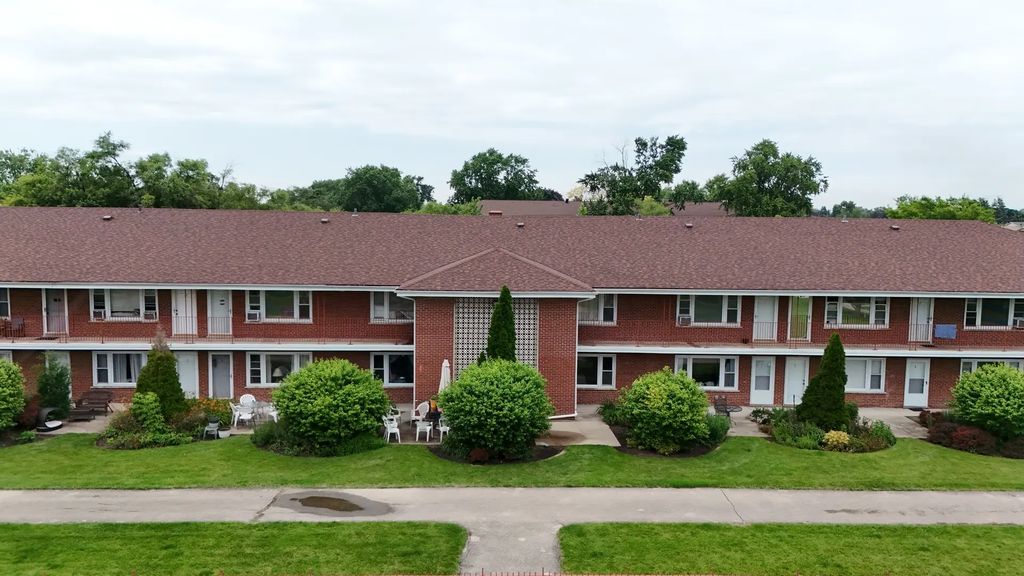 1105 Holiday Lane 15, Des Plaines