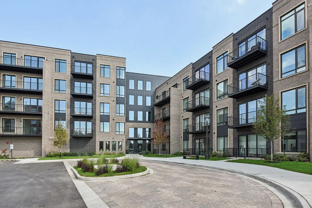 6633 N Milwaukee Avenue 306, Niles