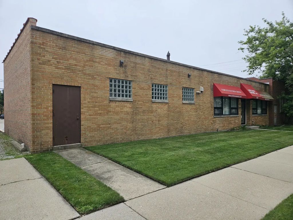 8107 Ridgeway Avenue N, Skokie