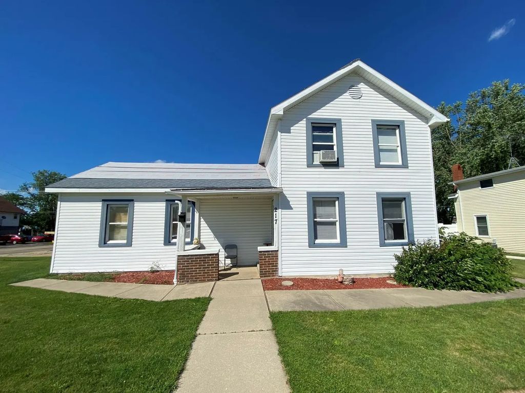 217 W Railroad Street, Lena