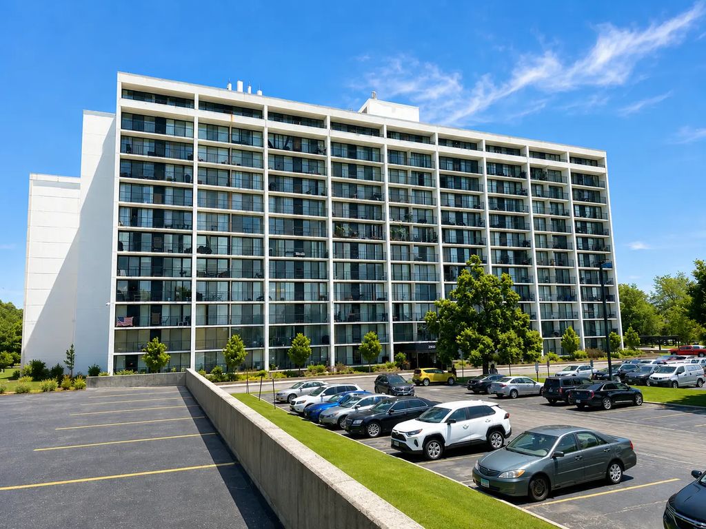 2005 S Finley Road 612, Lombard