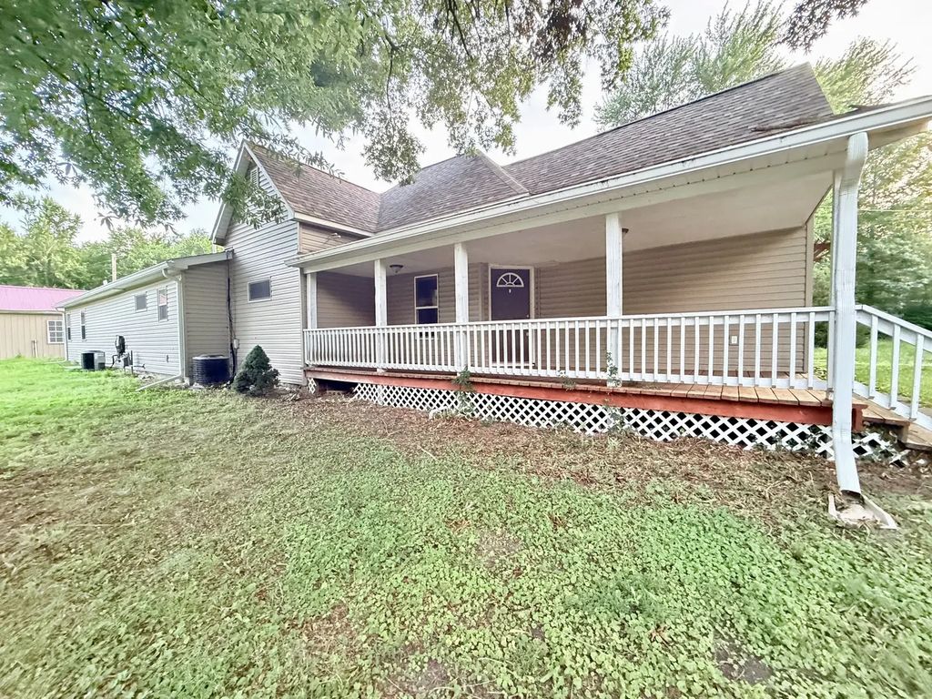 802 North Road, West Frankfort