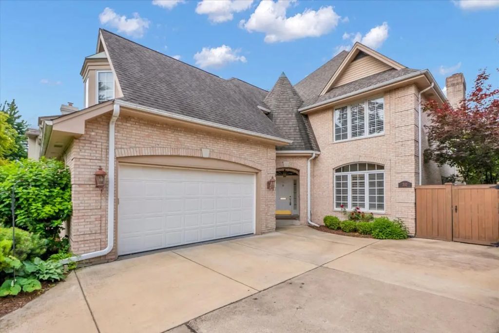 310 N County Line Road, Hinsdale