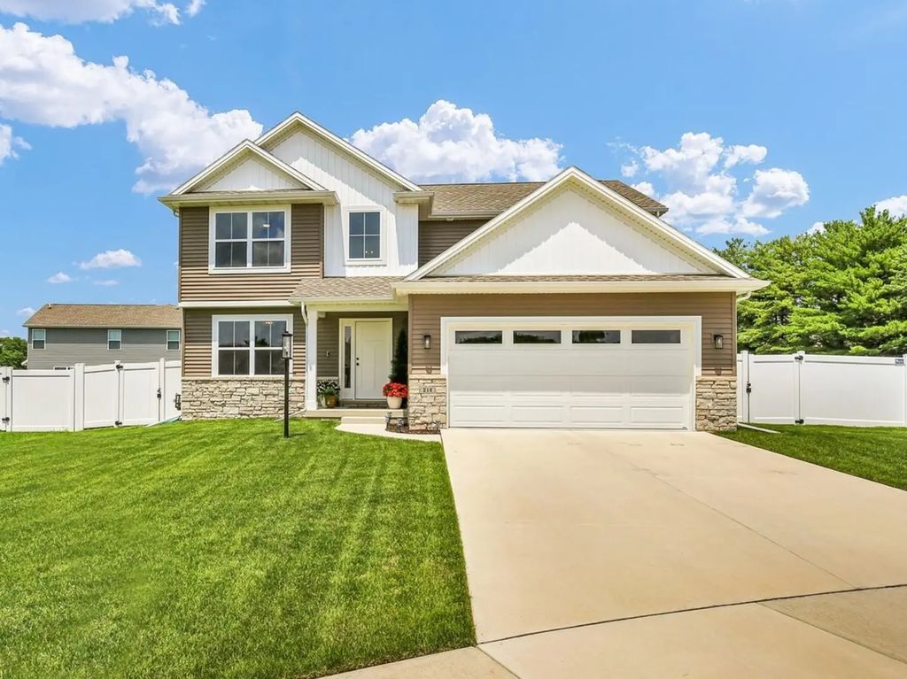 216 Red Bud Drive, Mahomet