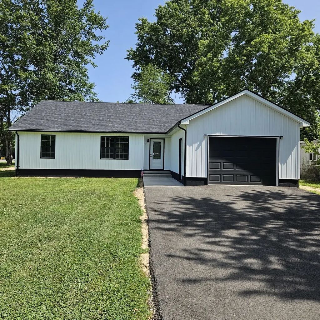 900 Oregon Street, Carterville