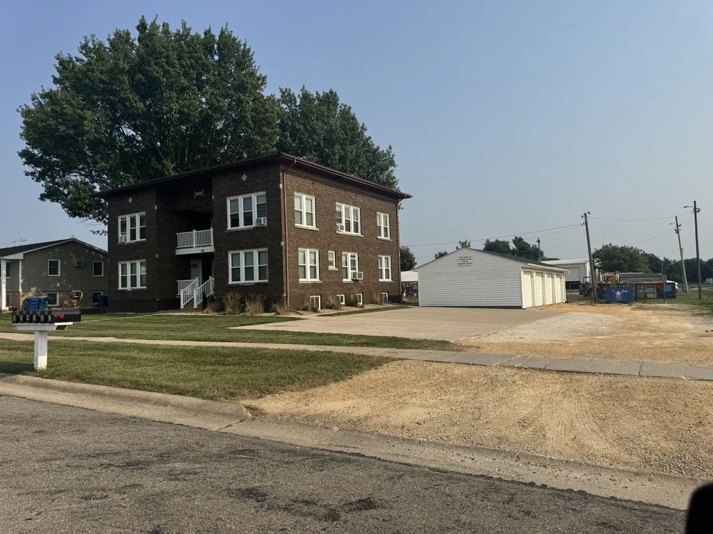 209 E 10th Street 2, De Witt