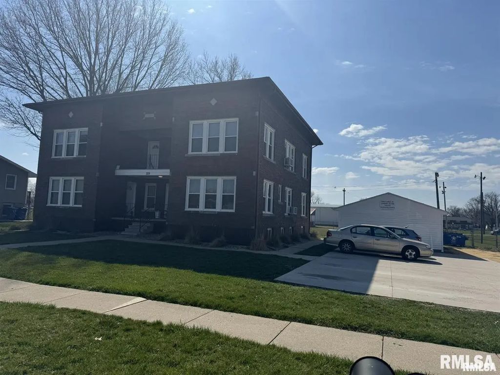 209 E 10th Street 3, De Witt