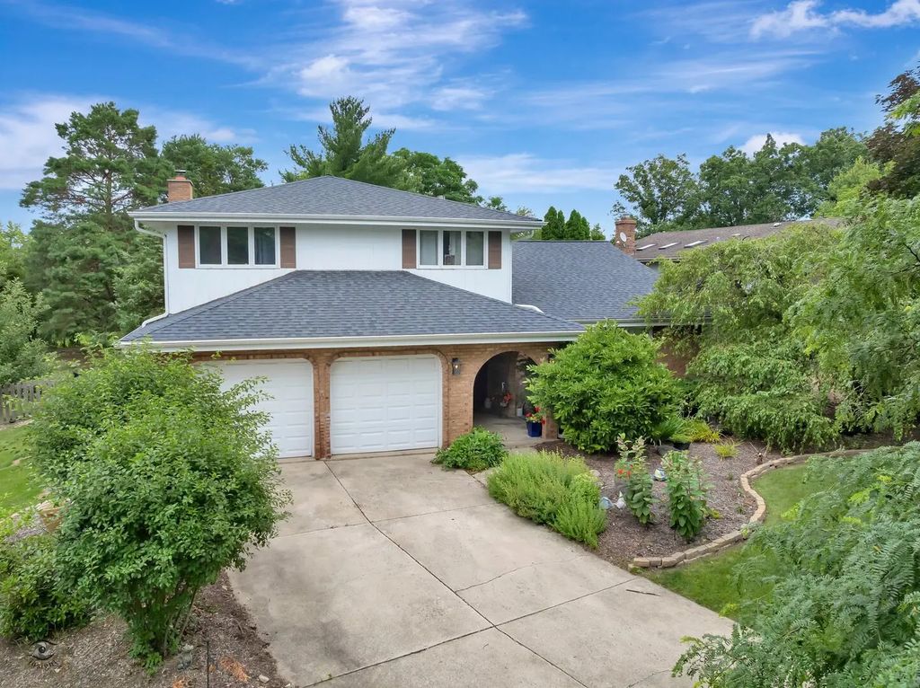 628 Camelot Drive, Burr Ridge