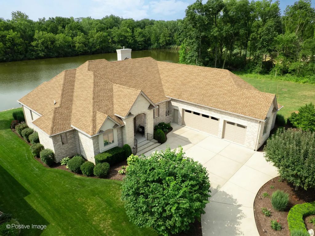 335 Edgewater Drive, Morris