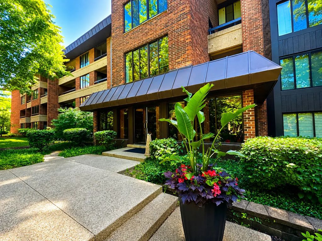 1401 Burr Oak Road 303b, Hinsdale