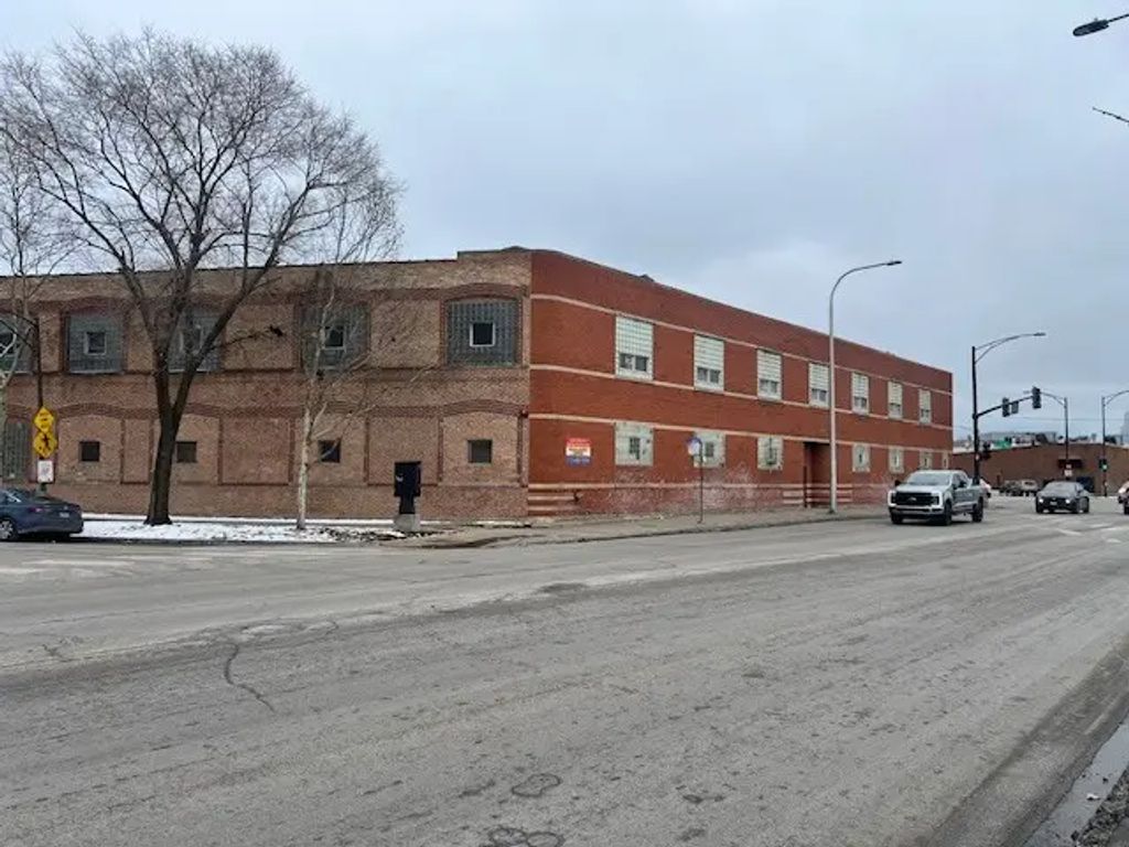3260 W Grand Avenue, Chicago
