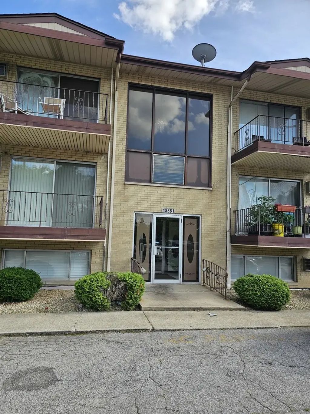 18361 Glen Oak Avenue 1b, Lansing