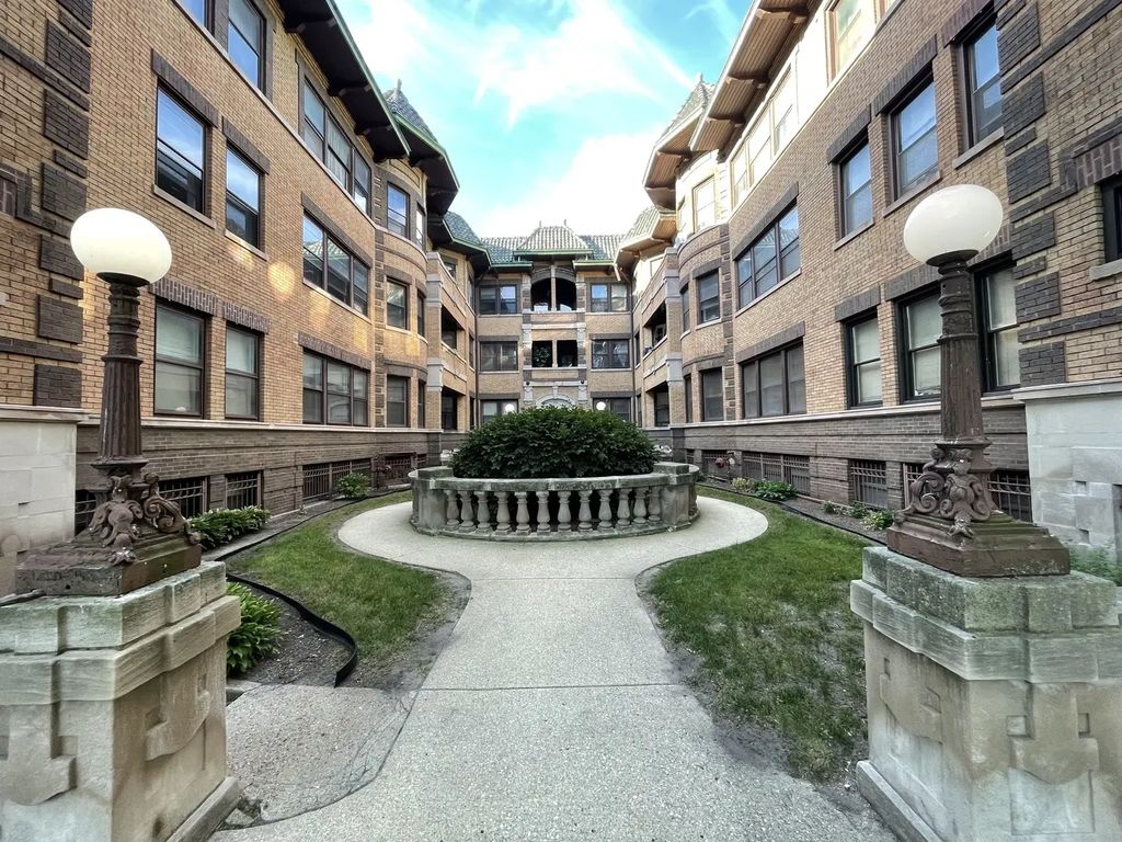 945 E Hyde Park Boulevard 3, Chicago, 60615