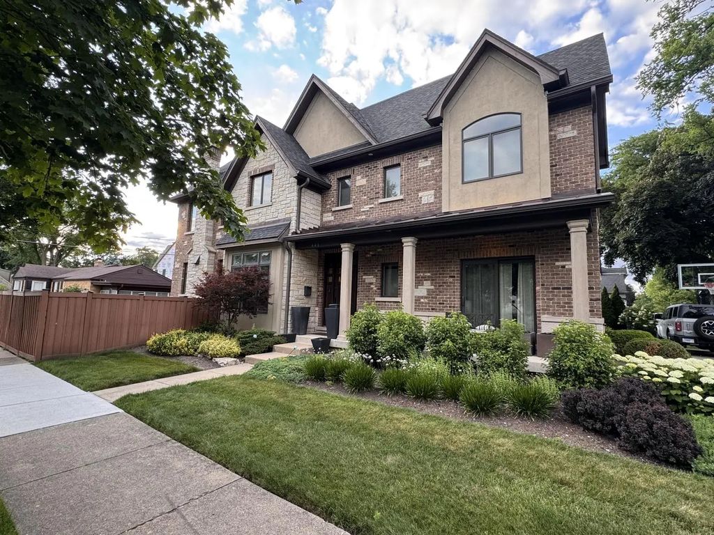 441 South Street, Elmhurst