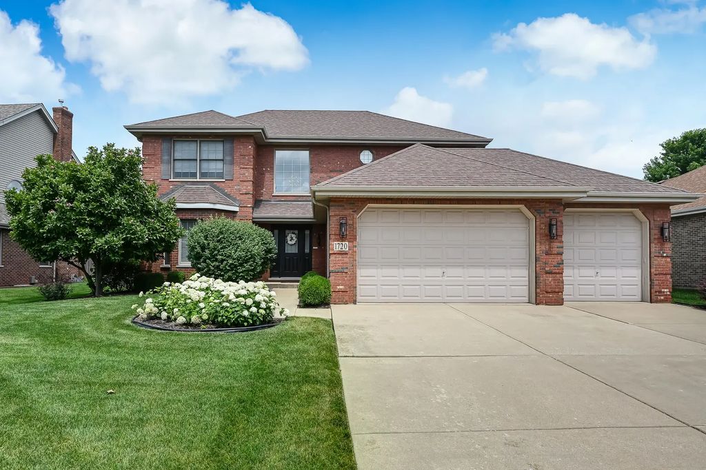 1720 Tower Hill Drive, Woodridge