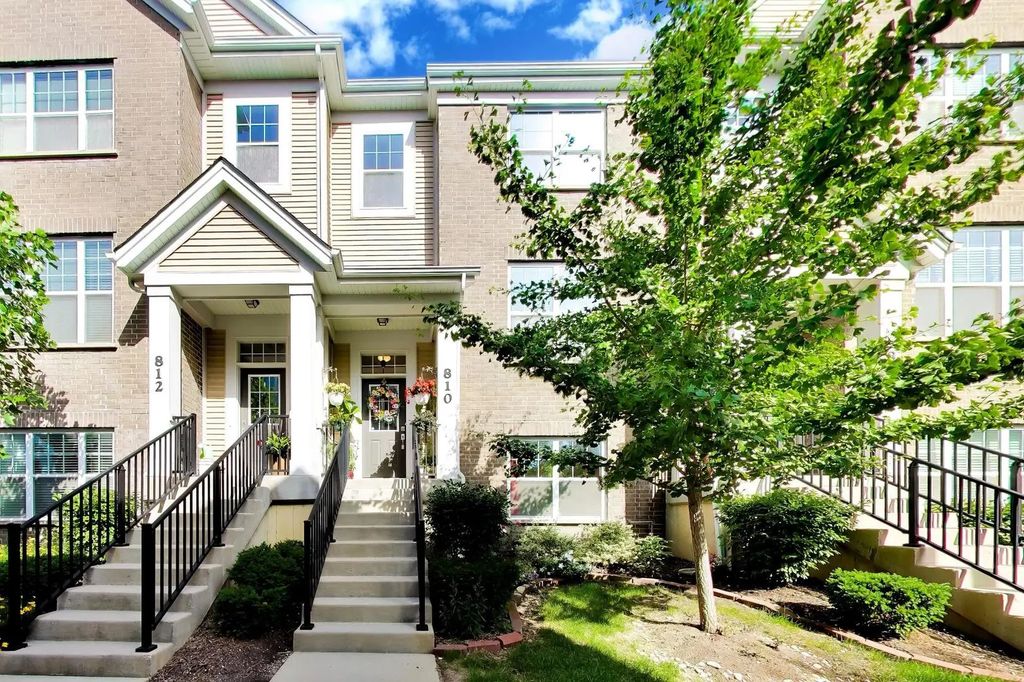 810 Lexington Circle W, Des Plaines